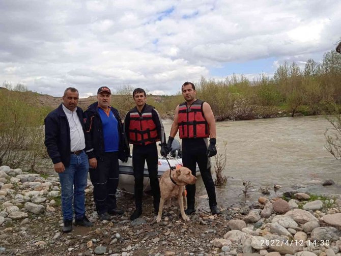 Çayda 3 gün mahsur kalan köpek itfaiye ekiplerince kurtarıldı