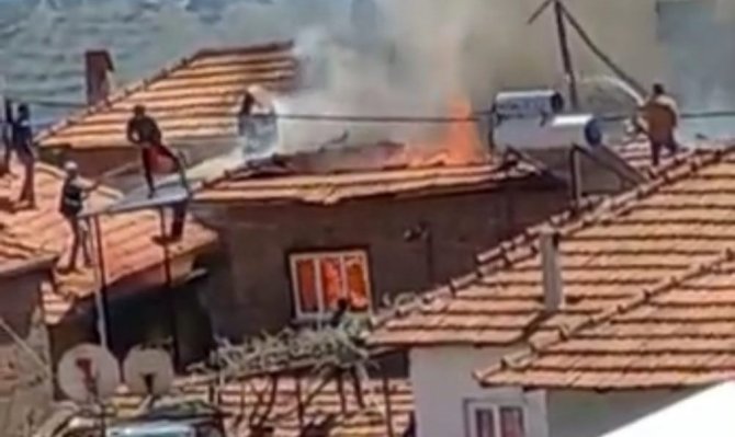 Çıkan yangında ev kullanılamaz hale geldi