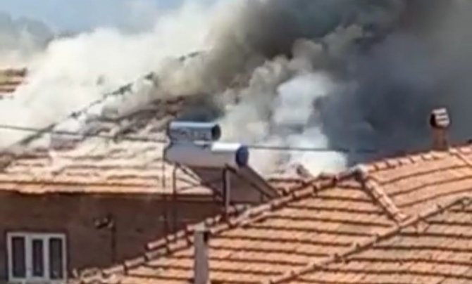 Çıkan yangında ev kullanılamaz hale geldi