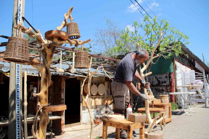 Eşini kanserden kaybetti, marangoz atölyesinde hayat buldu