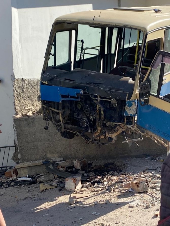 Freni patlayan dolmuşun kaza anı güvenlik kameralarına yansıdı