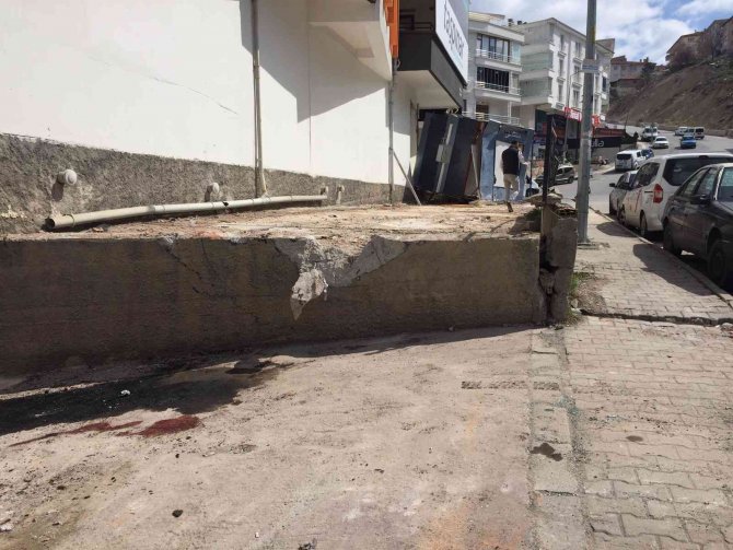 Freni patlayan dolmuşun kaza anı güvenlik kameralarına yansıdı