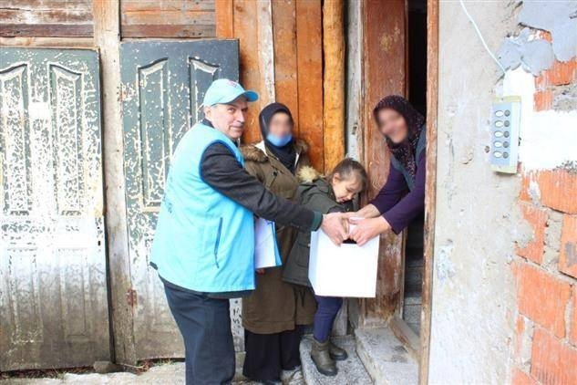 Harçlıklarını biriktiren çocuklar ihtiyaç sahiplerine gıda kolisi hazırladı