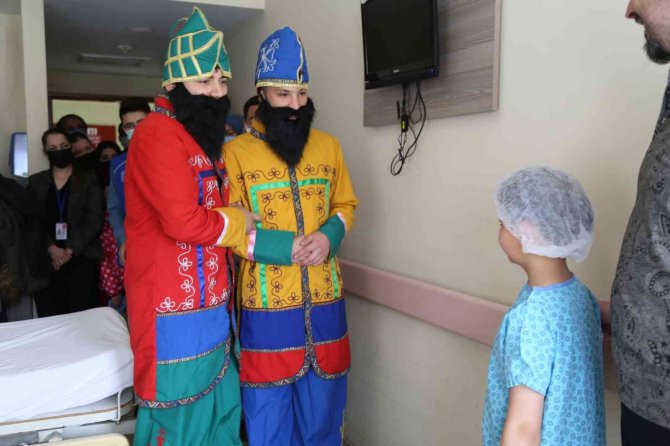 Hastanede tedavi gören çocuklar için tiyatro etkinliği düzenlendi