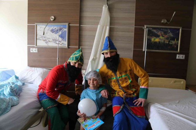 Hastanede tedavi gören çocuklar için tiyatro etkinliği düzenlendi