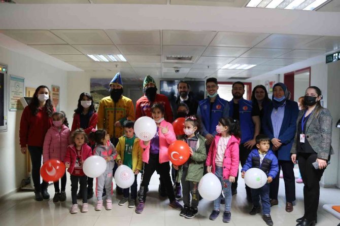 Hastanede tedavi gören çocuklar için tiyatro etkinliği düzenlendi