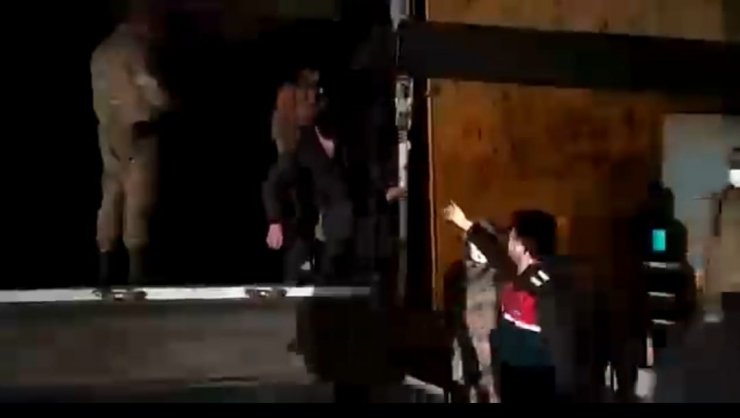 Kamyon kasasında 96 kaçak göçmen yakalandı