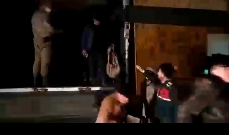 Kamyon kasasında 96 kaçak göçmen yakalandı