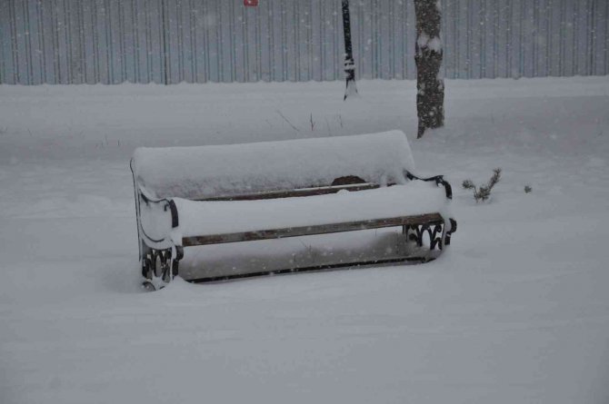 O ilde Nisan ayında kışı yaşıyor: Kente kar kalınlığı 20 santimetreyi geçti
