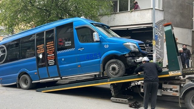 Önce minibüse sonra otomobile çarptı