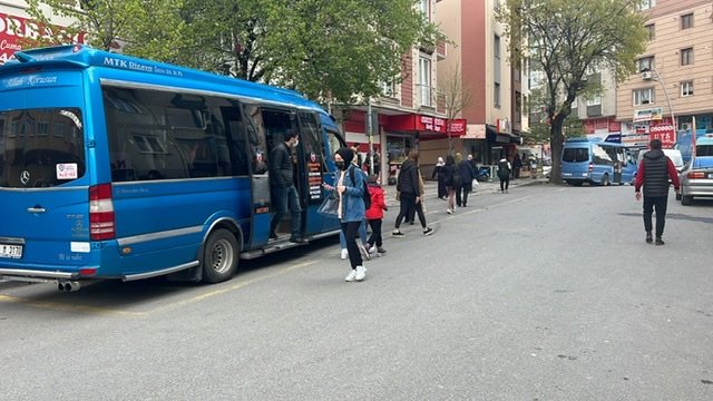 Önce minibüse sonra otomobile çarptı