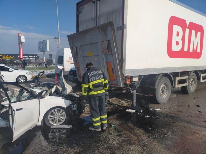 Otomobil kamyona çarptı: 3 yaralı