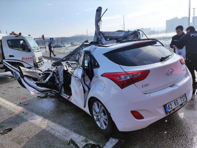 Otomobil kamyona çarptı: 3 yaralı