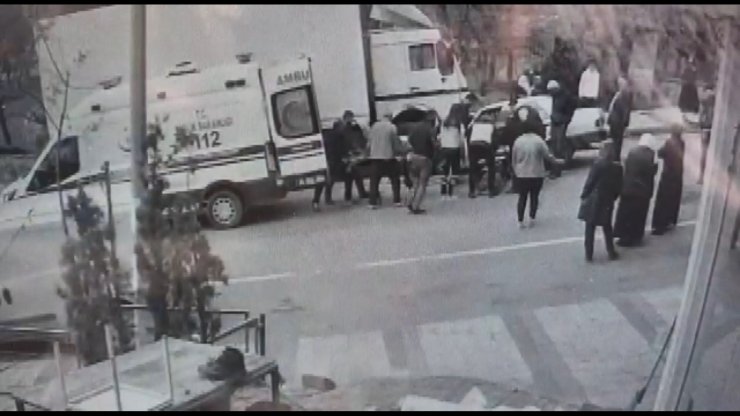 Otomobil park halindeki kamyonun altına girdi