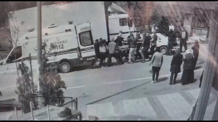 Otomobil park halindeki kamyonun altına girdi