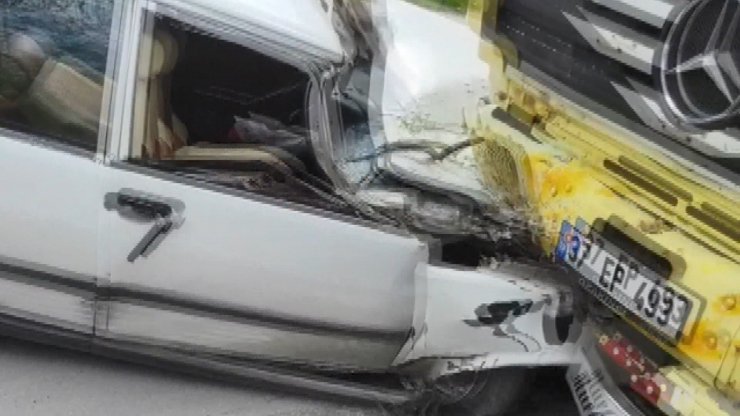 Otomobil park halindeki kamyonun altına girdi