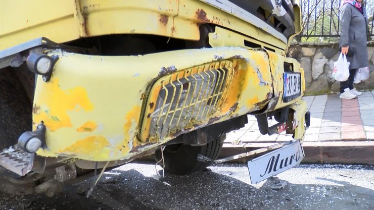 Otomobil park halindeki kamyonun altına girdi