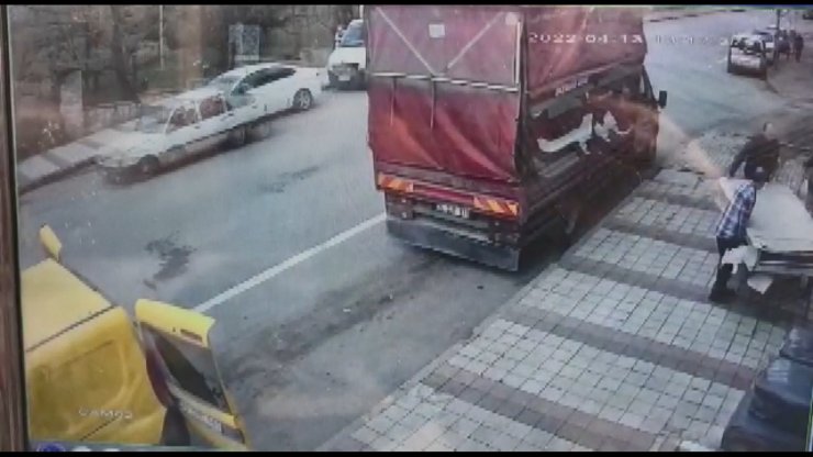 Otomobil park halindeki kamyonun altına girdi