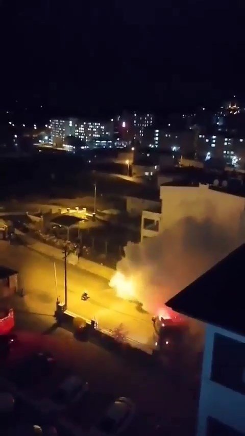 Park halindeki araç alev topuna döndü