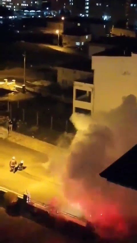 Park halindeki araç alev topuna döndü