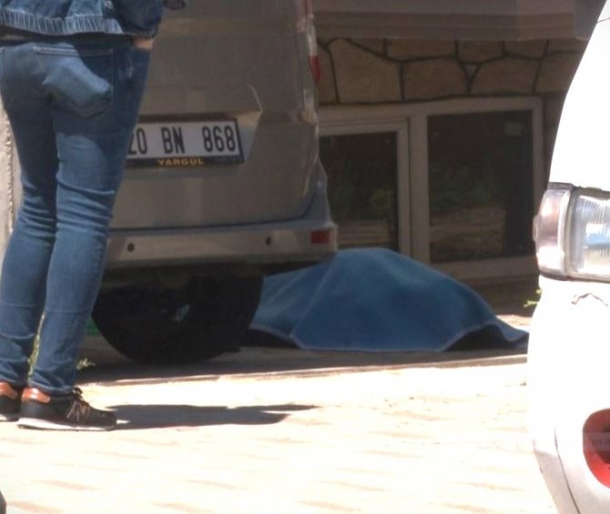 Sandalyeden düşen yaşlı adam öldü