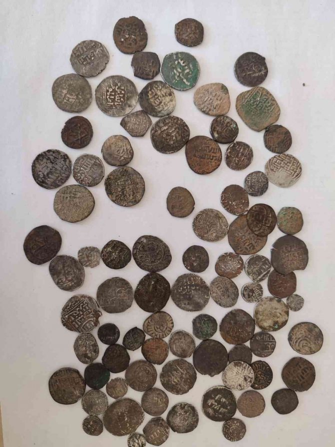 Tarla sürerken bulduğu tarihi eserleri polise teslim etti