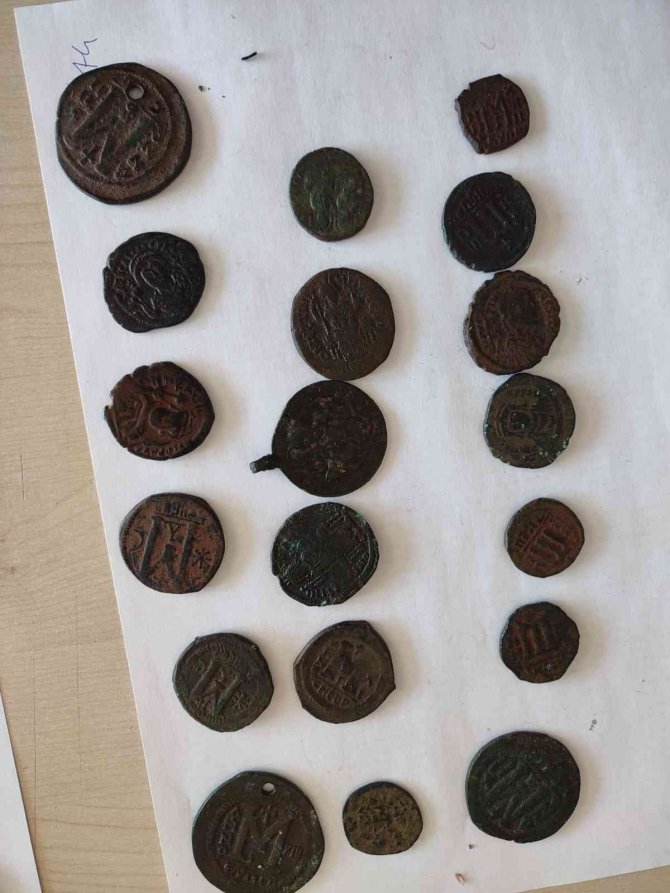 Tarla sürerken bulduğu tarihi eserleri polise teslim etti