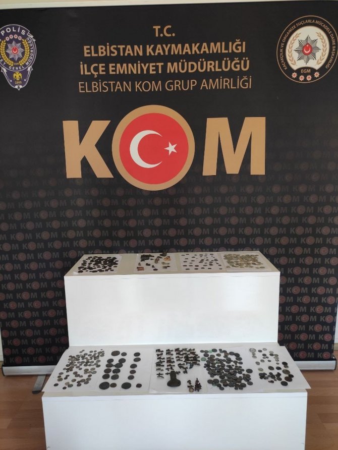 Tarla sürerken bulduğu tarihi eserleri polise teslim etti