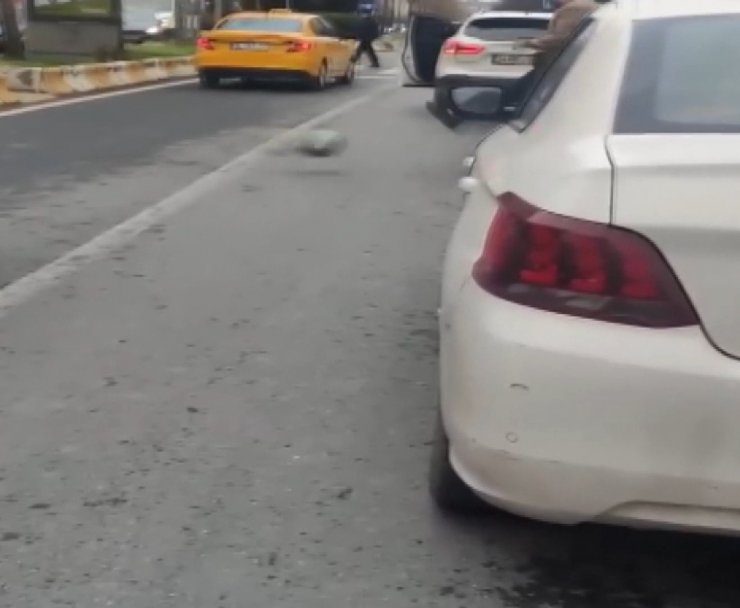 Tartıştığı motosiklet sürücüsünü belindeki silahla tehdit etti 