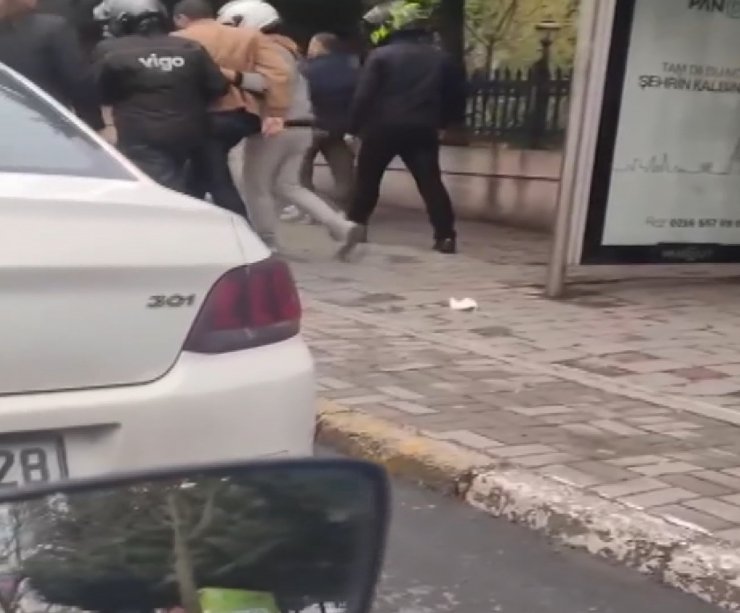 Tartıştığı motosiklet sürücüsünü belindeki silahla tehdit etti 