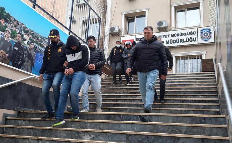 Turistlerin çantalarını böyle çalmışlar