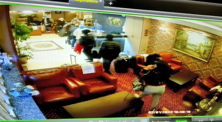 Turistlerin çantalarını böyle çalmışlar