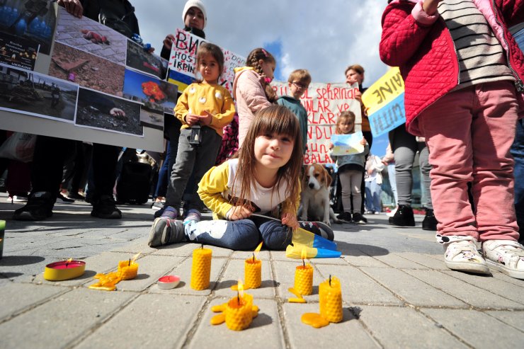Ukraynalılar savaşı, mum yakıp, protesto etti