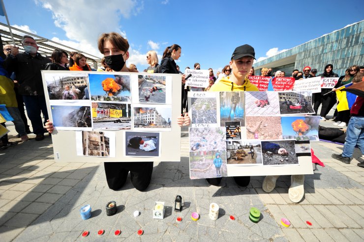 Ukraynalılar savaşı, mum yakıp, protesto etti