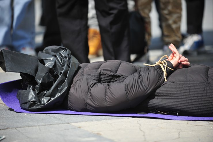 Ukraynalılar savaşı, mum yakıp, protesto etti