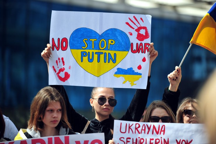 Ukraynalılar savaşı, mum yakıp, protesto etti