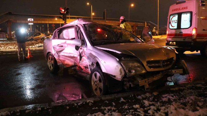 Yarım saat arayla gerçekleşen iki farklı trafik kazası: Toplam 9 yaralı