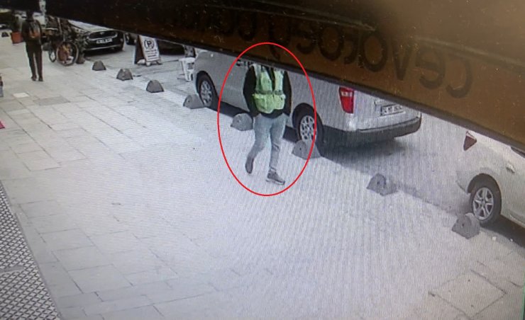 Yeşil yelek' ile  5 kilo altın çaldı