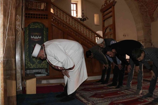 Ahşap şerefeli minarede Ramazan geleneğini sürdürüyor