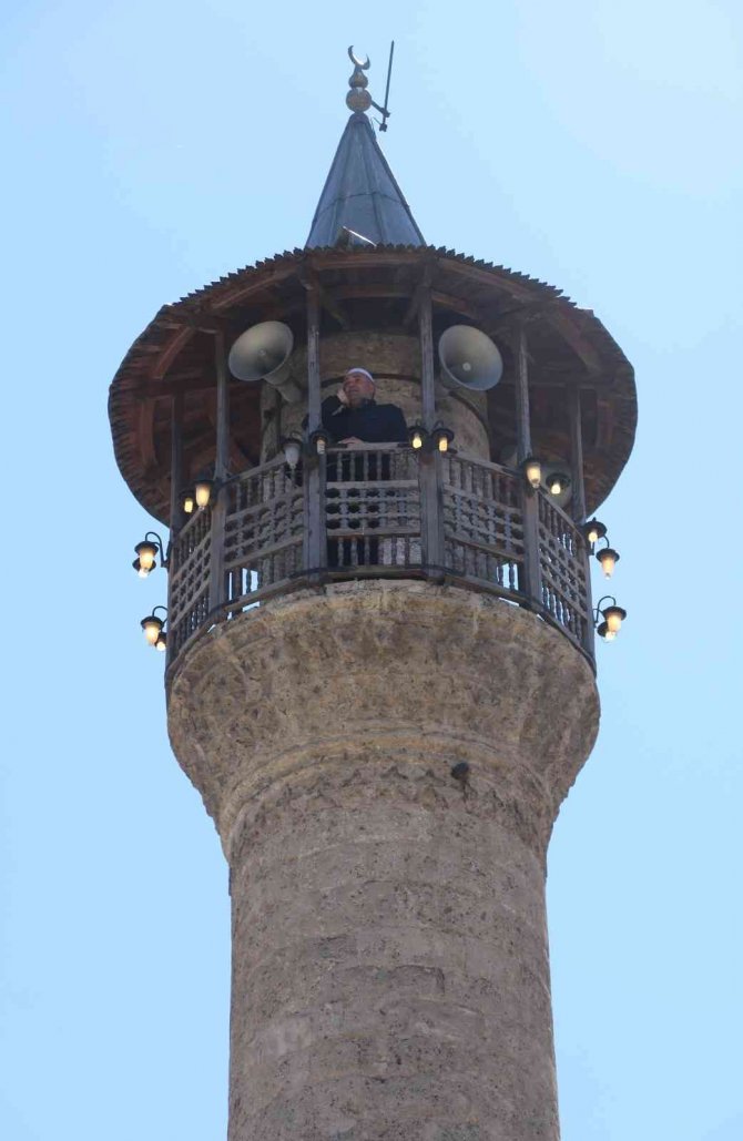 Ahşap şerefeli minarede Ramazan geleneğini sürdürüyor