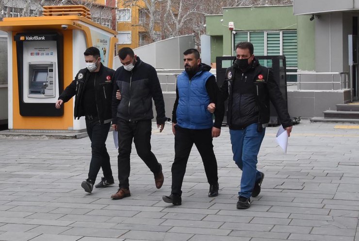 Araçta uyuşturucuyla yakalanıp tutuklandılar