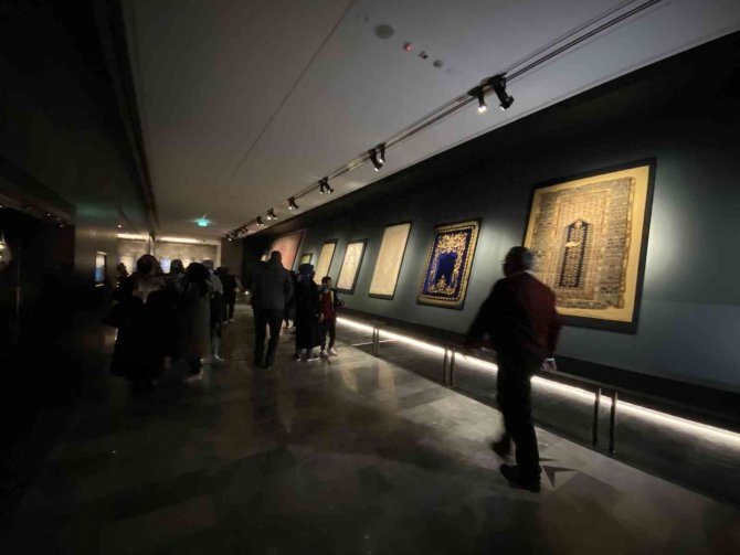 Asırlık seccadeler İslam Medeniyetleri Müzesi’nde görücüye çıktı