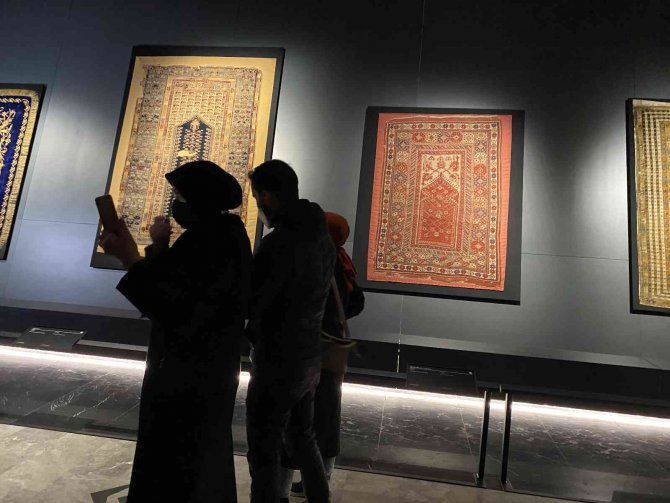 Asırlık seccadeler İslam Medeniyetleri Müzesi’nde görücüye çıktı