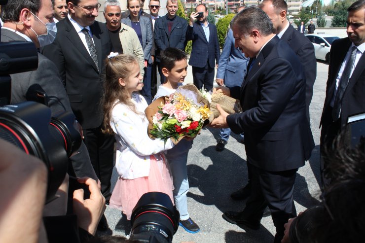 Bakan Koca: 19 ildeki yoğun bakımlarda koronavirüs hastası yok