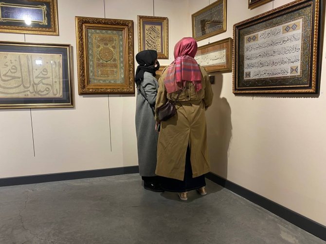 Bin 400 yıllık Kuran-ı Kerim sayfaları sergilendi