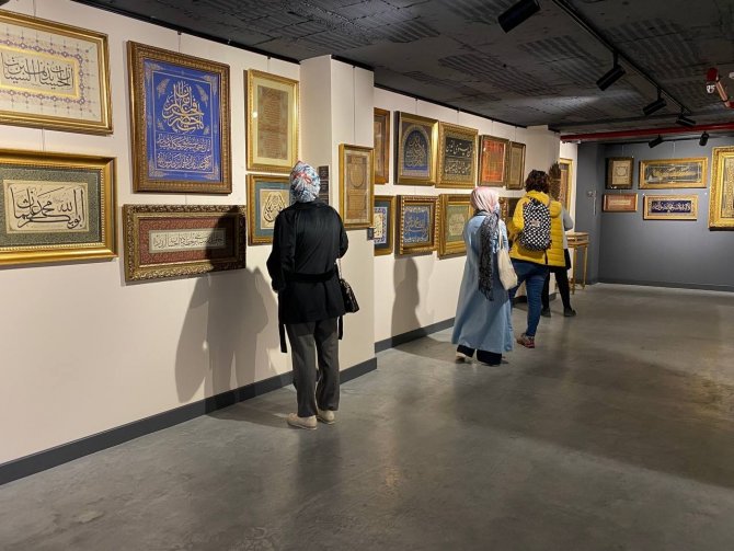 Bin 400 yıllık Kuran-ı Kerim sayfaları sergilendi