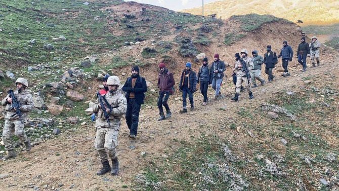 Bitlis’te 99 göçmen ve 6 organizatör yakalandı