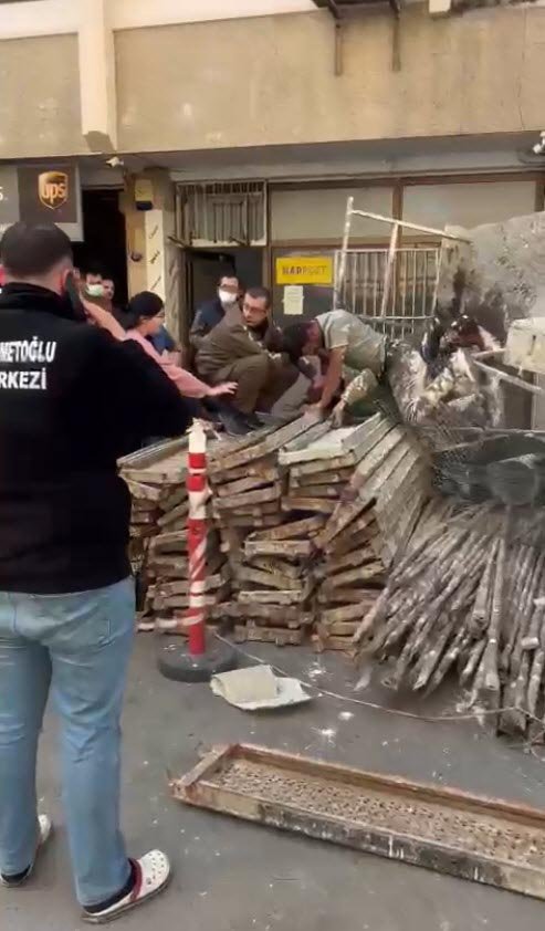 Boya yapan 3 işçi iskeleden düştü