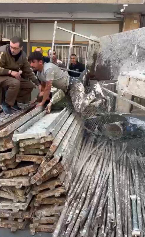 Boya yapan 3 işçi iskeleden düştü