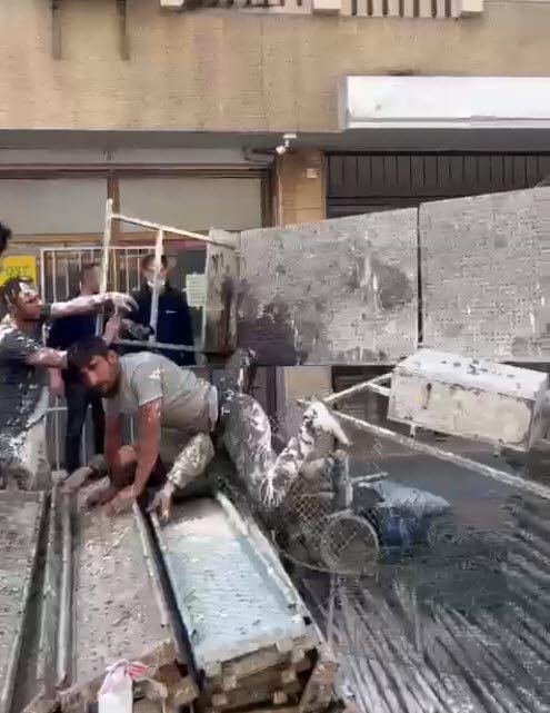 Boya yapan 3 işçi iskeleden düştü